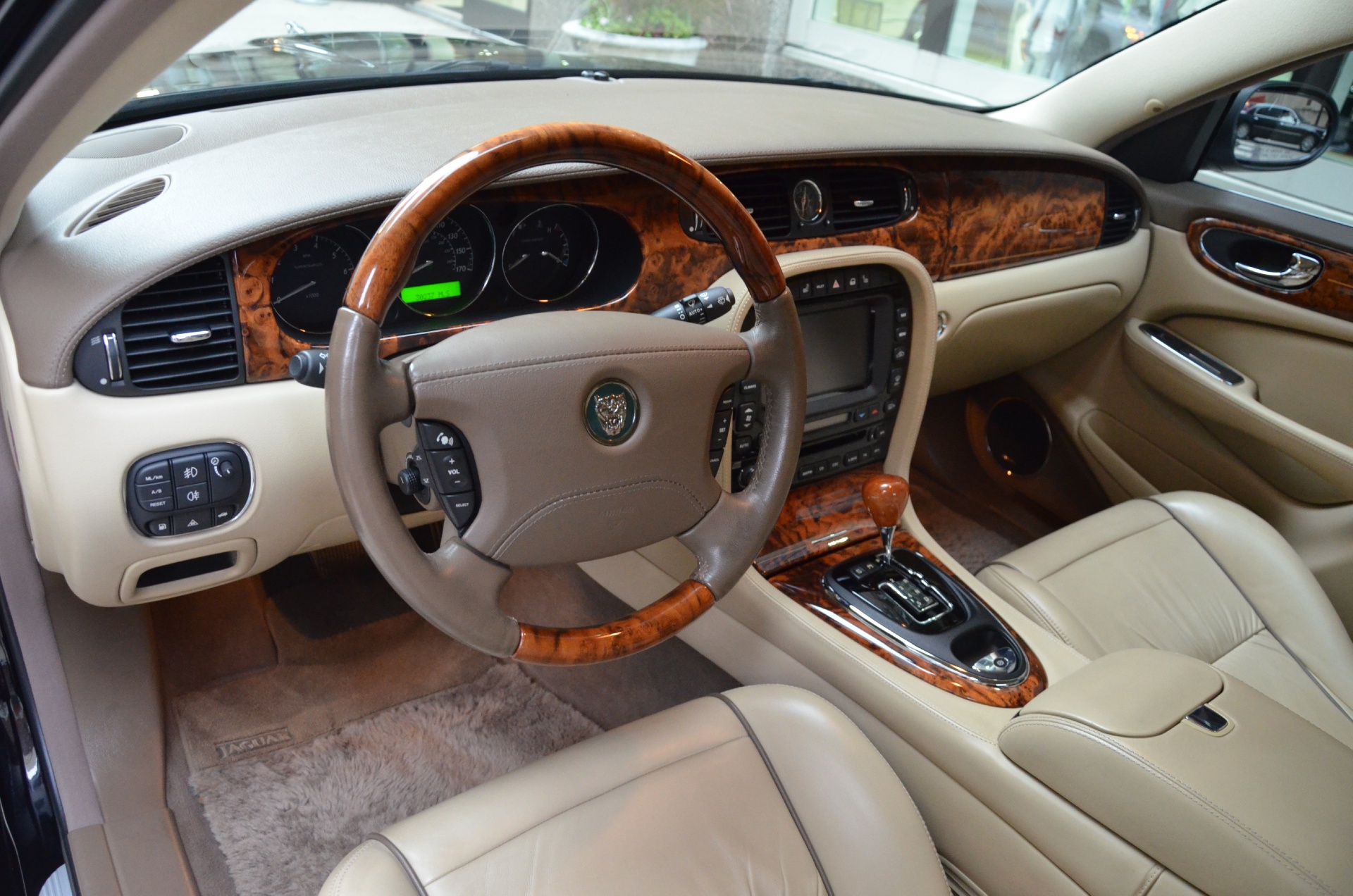 Jaguar XJ range 2012 салон