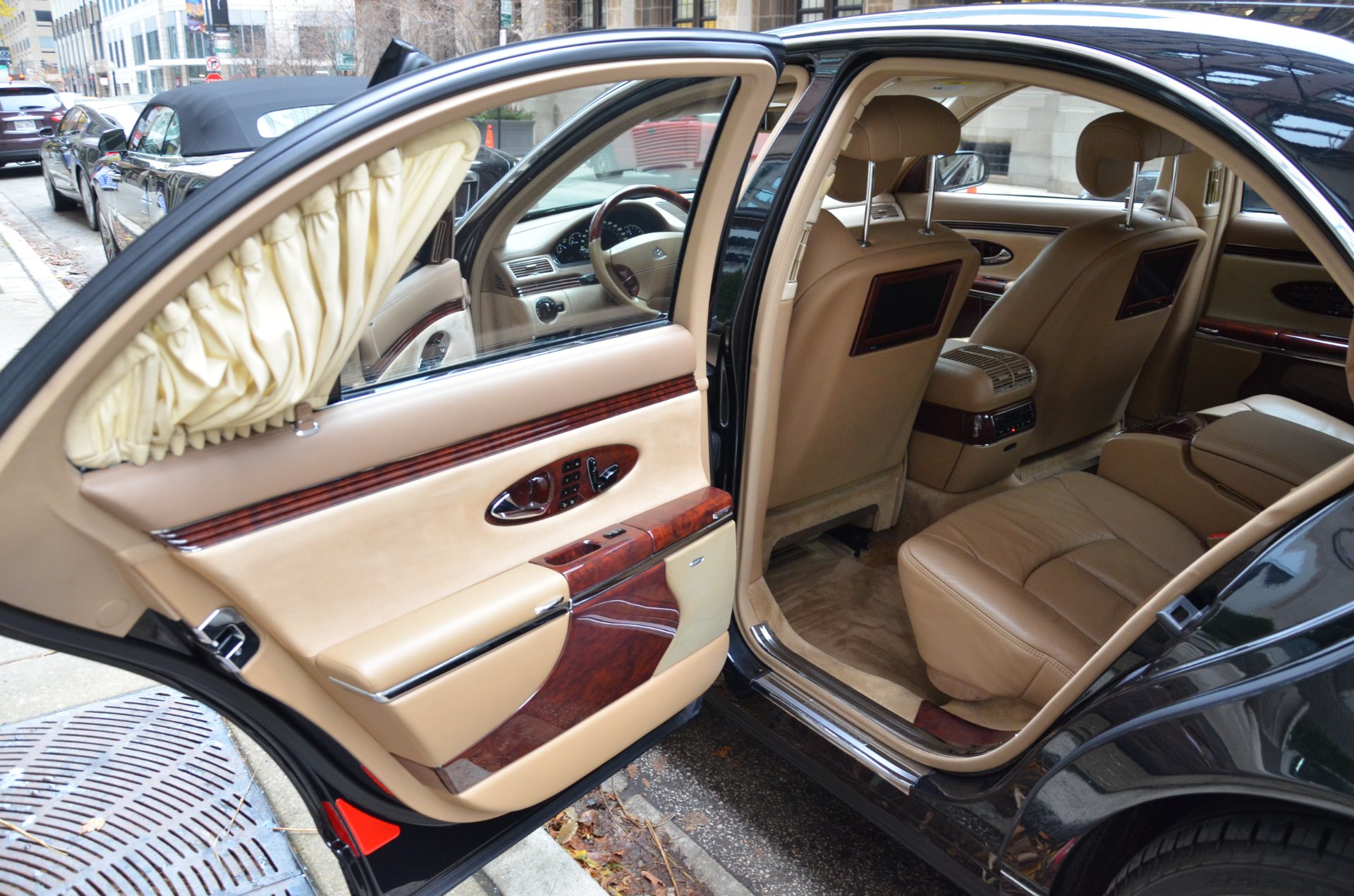 Двери майбах. Maybach 57 Gold. Maybach 57 салон. Maybach 57s салон. Maybach 2008 салон.