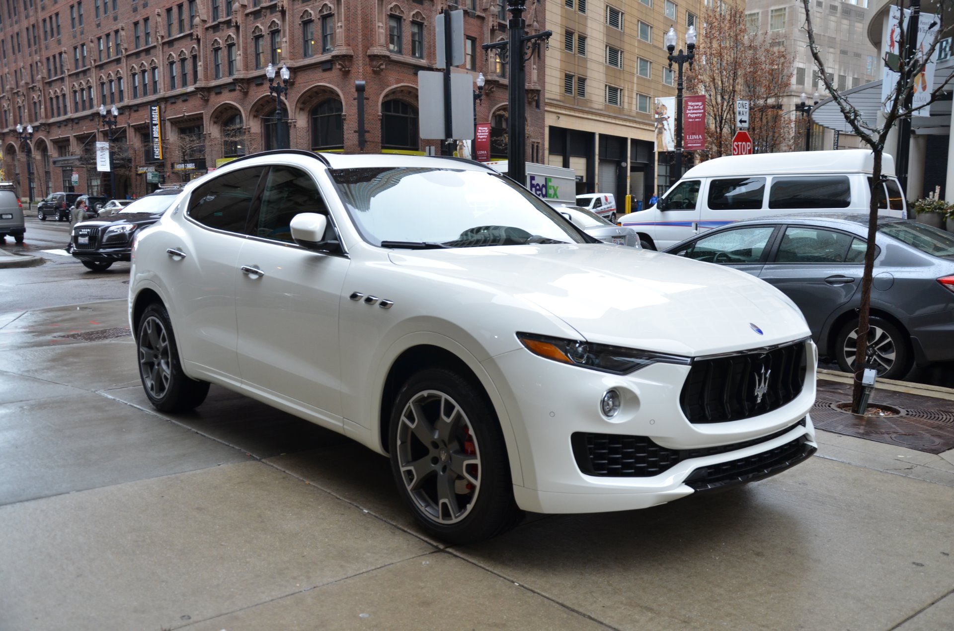 Maserati Levante розовый