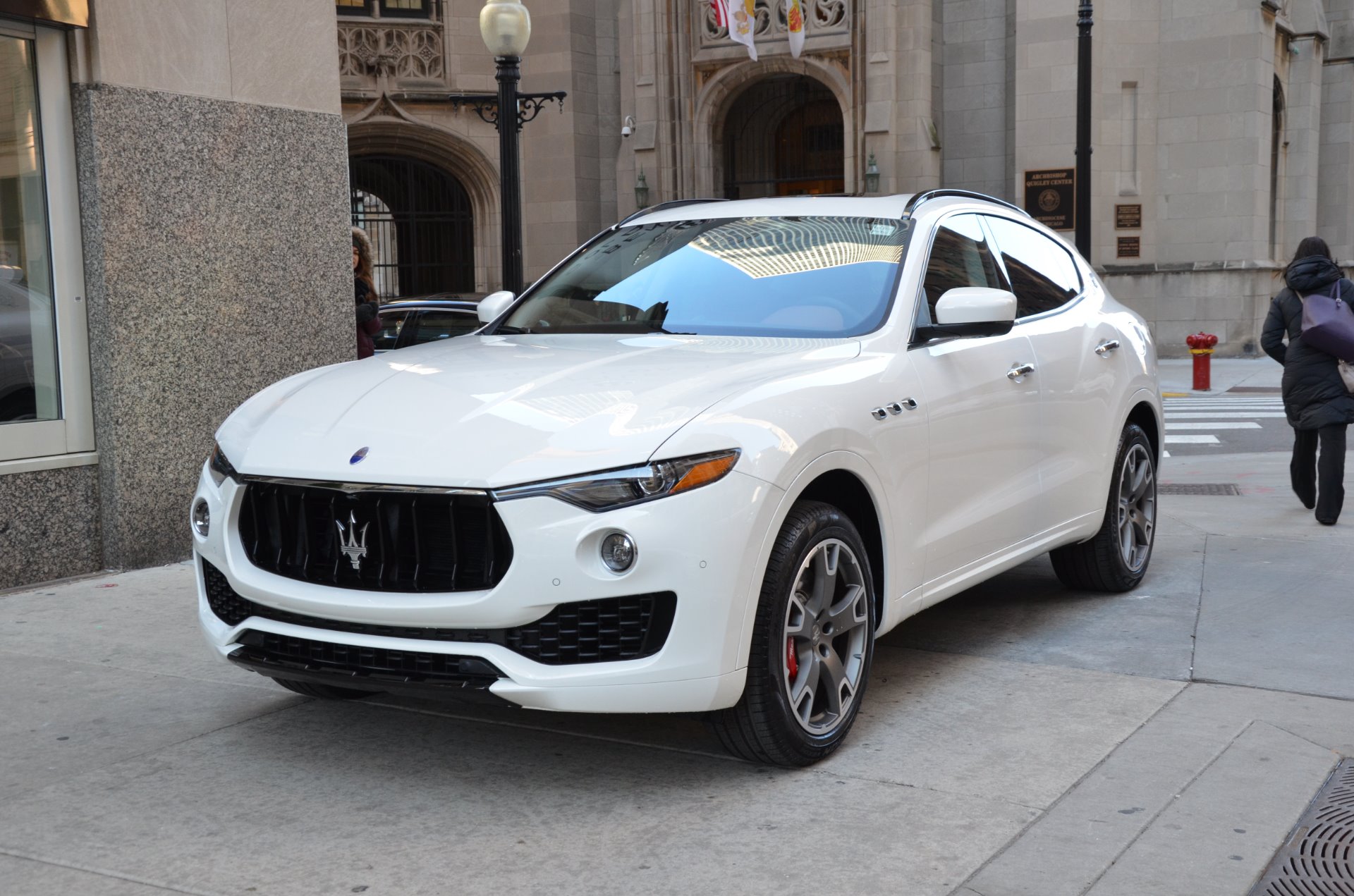 Maserati Levante белая