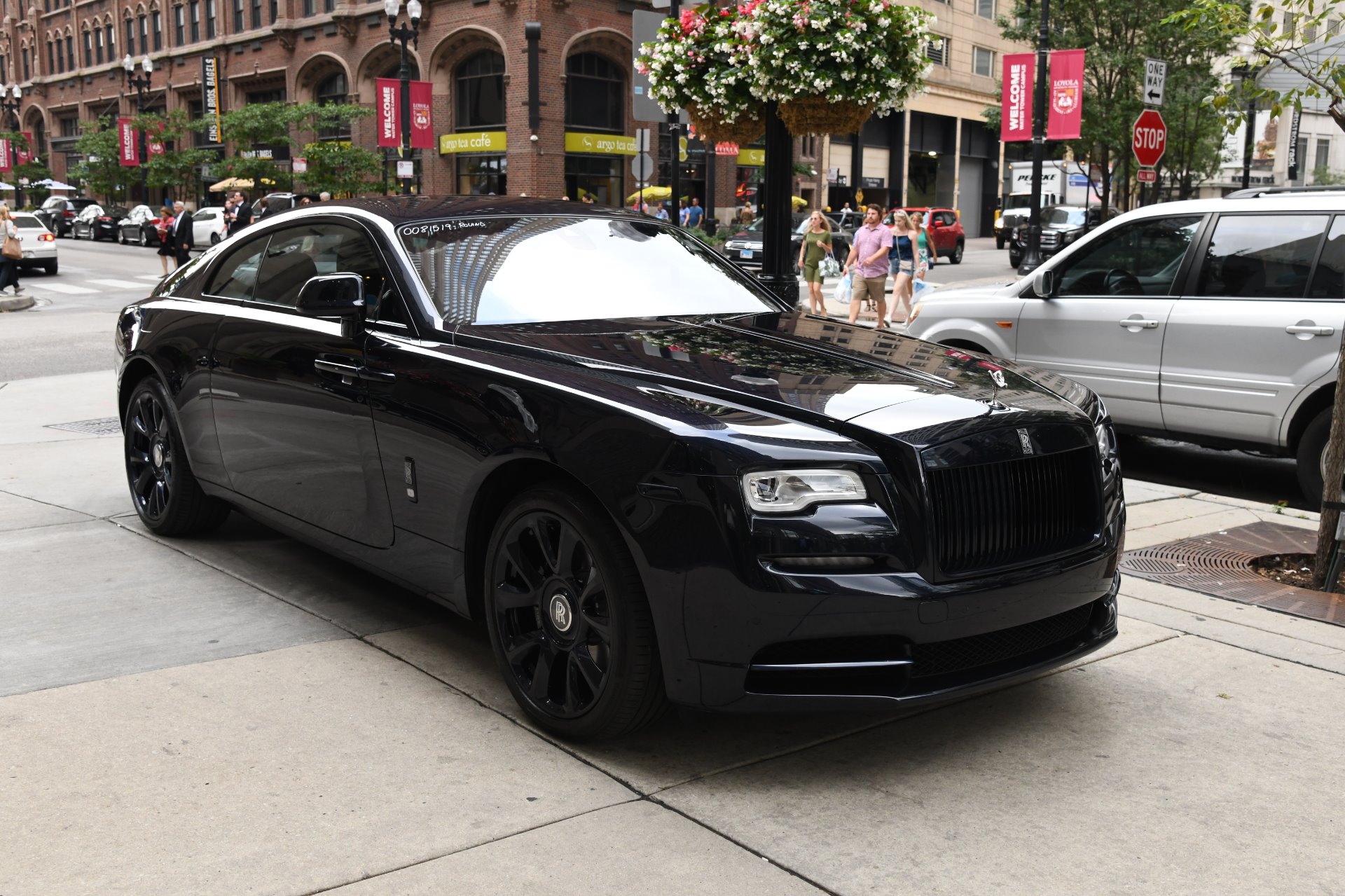 Черный роллс забирает джекпот. Rolls Royce Wraith 2017. RR Wraith 2017. Rolls Royce Wraith 2005. Роллс Ройс Wraith у175аа797.