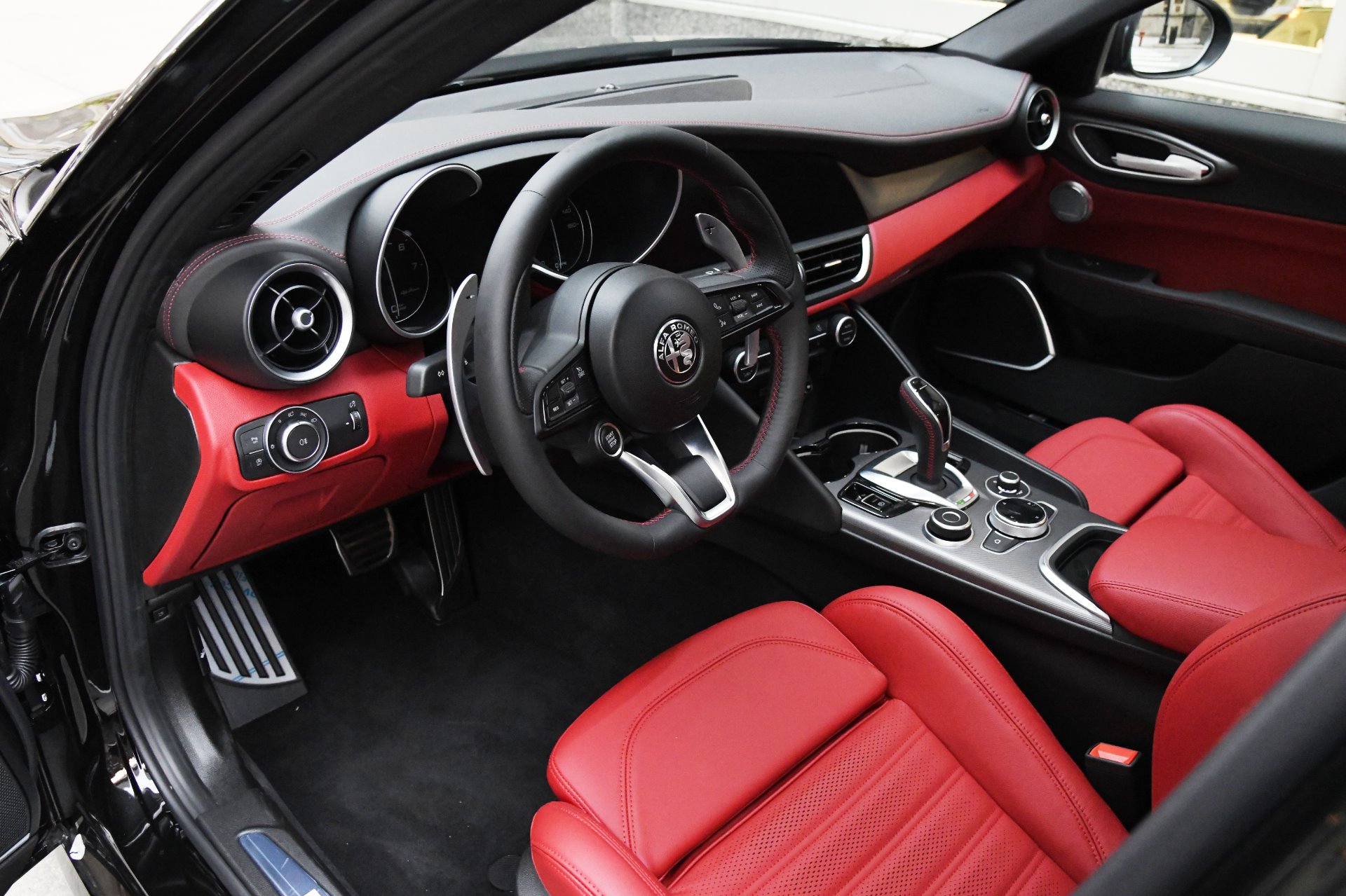 2018 Alfa Romeo Giulia Red Interior | Cabinets Matttroy