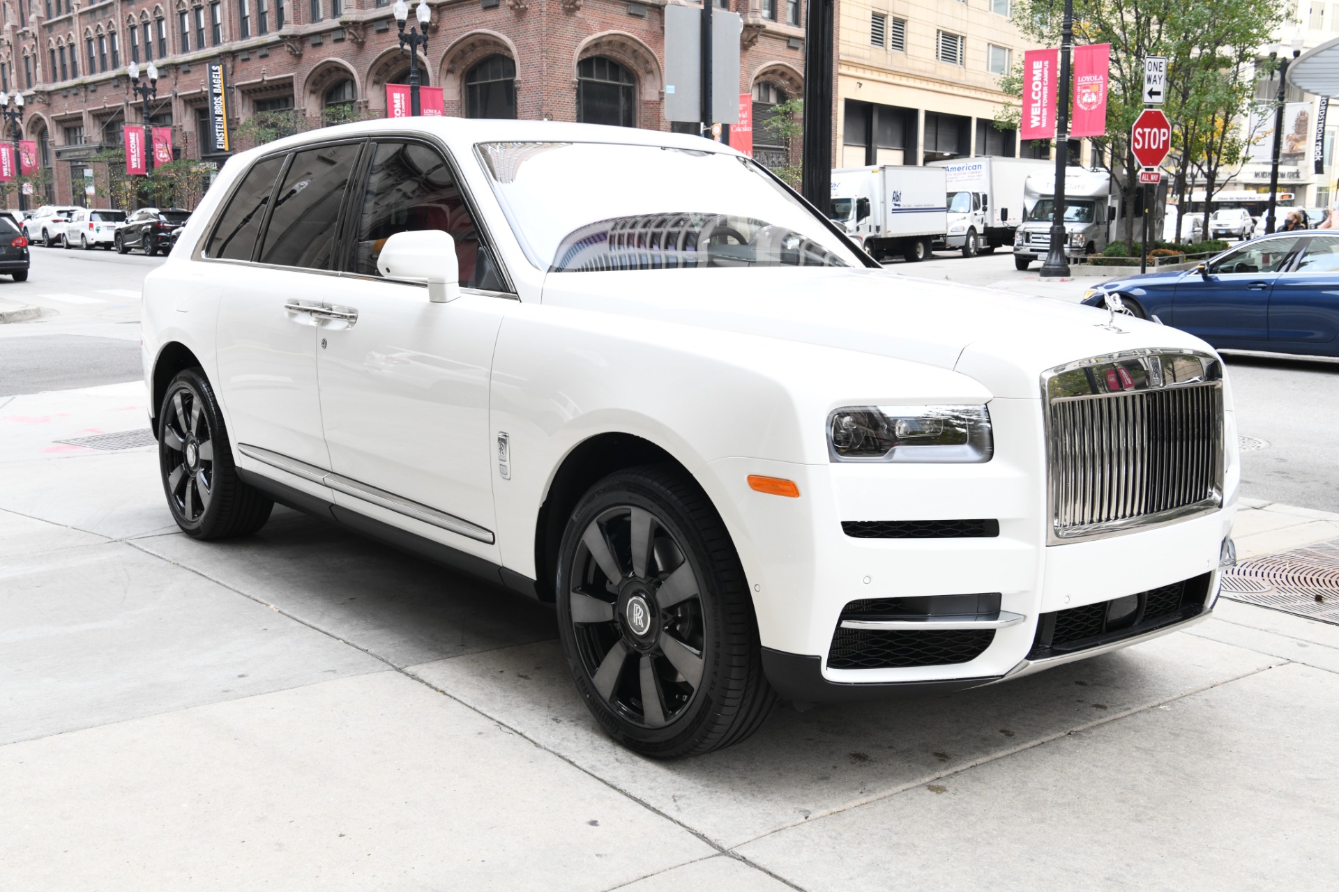 Khám phá RollsRoyce Cullinan 2022 màu độc nhất Việt Nam